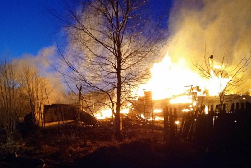 В деревне Вельского района сгорели два дома и баня